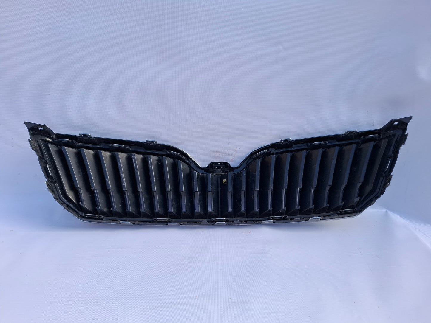 SKODA SUPERB 2 GENUINE FRONT BUMPER RADIATOR GRILLE CHROME 3T0853668B
