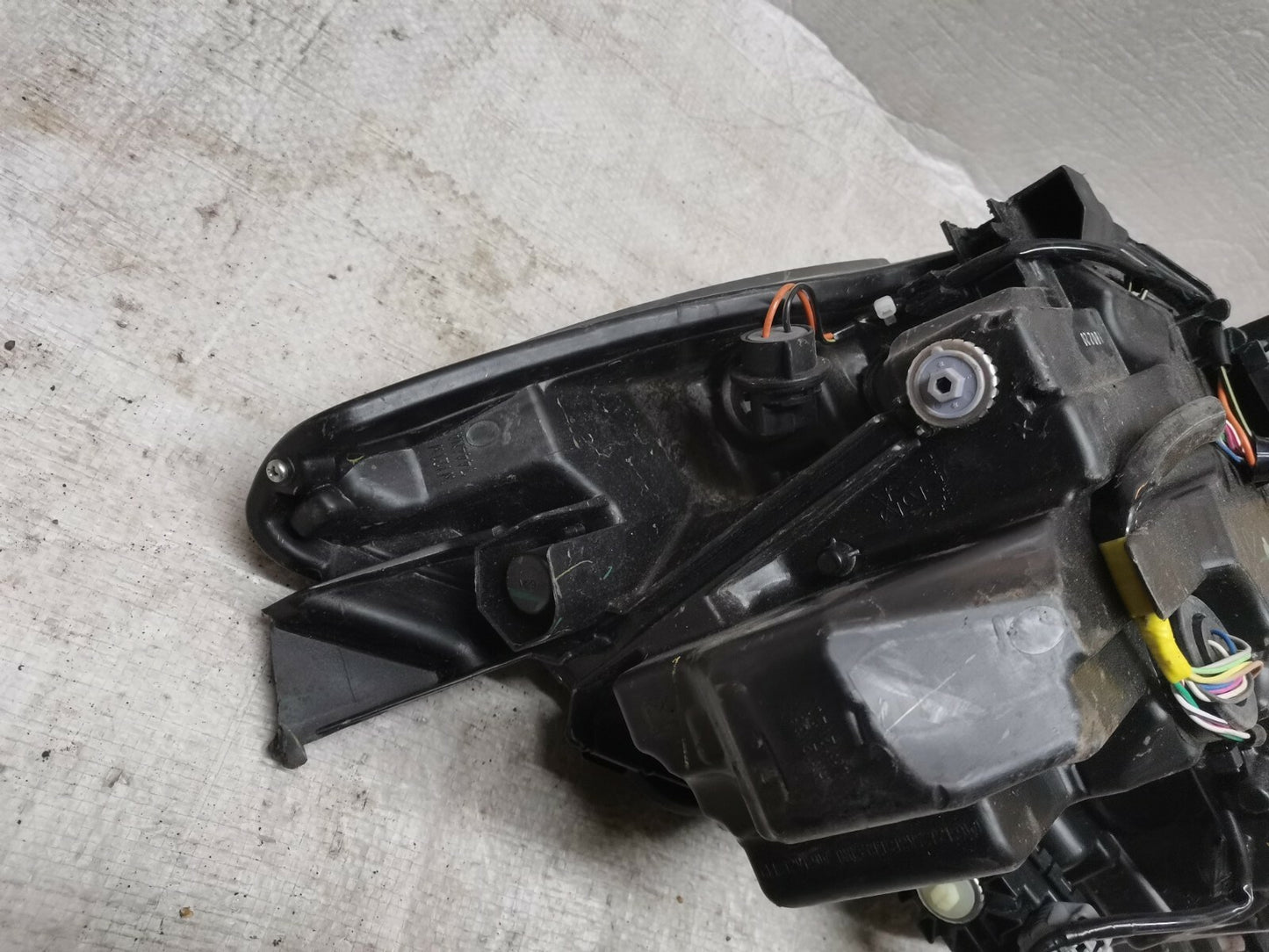 MAZDA 2 MK3 DJ 2019 - ON FRONT RIGHT DRIVER SIDE HEADLIGHT D43N-51030 ma22