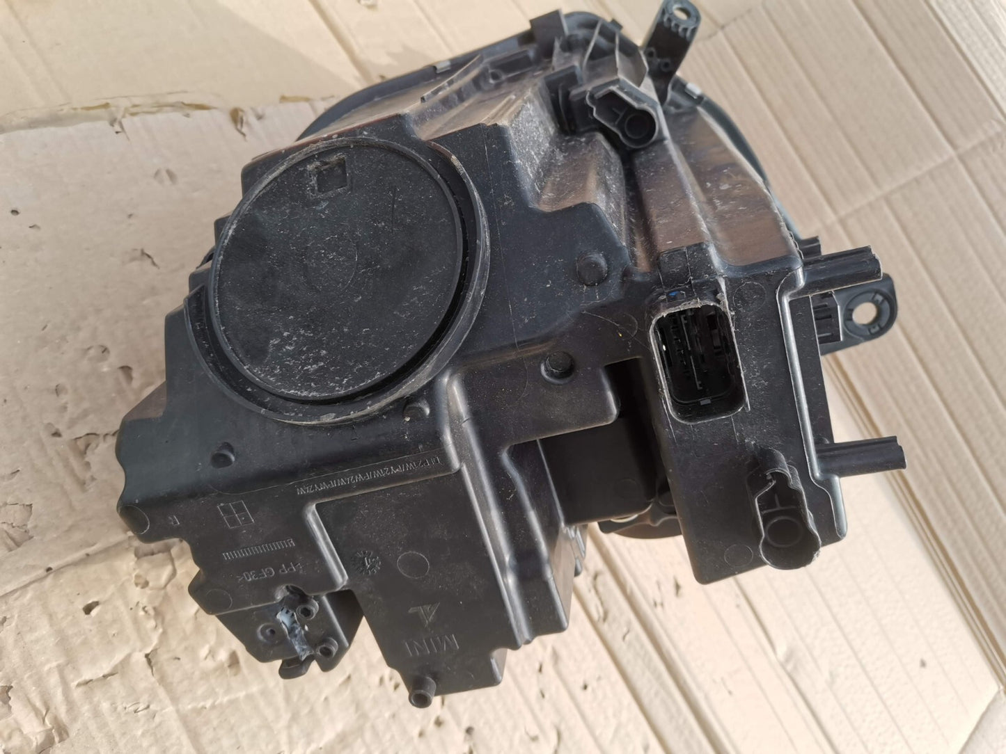 MINI (BMW) COUNTRYMAN O/S Drivers Right Front Headlight Headlamp 7441316 BM6040