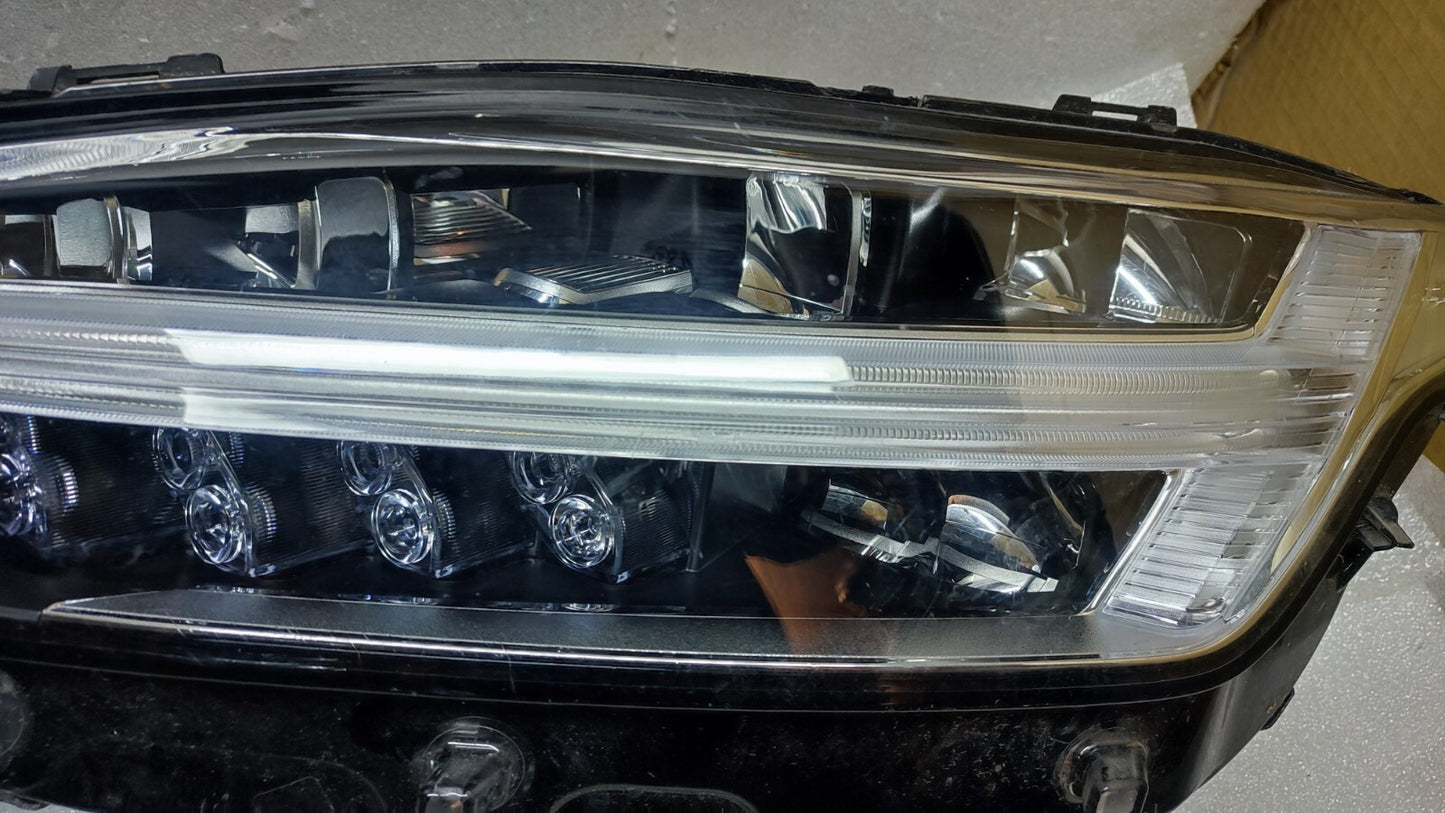 VOLVO XC90 MID RHD PASSENGER SIDE FRONT HEADLIGHT 32342488 vo72