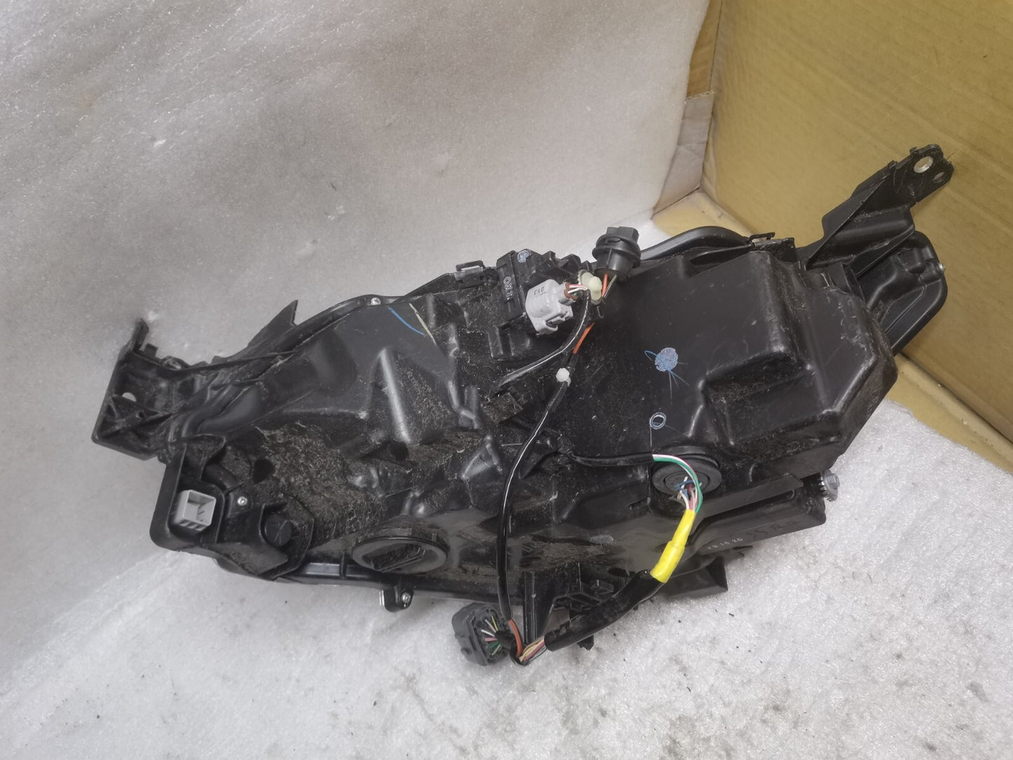 MAZDA 2 MK3 DJ 2019 - ON FRONT RIGHT DRIVER SIDE HEADLIGHT D43N-51030 ma220