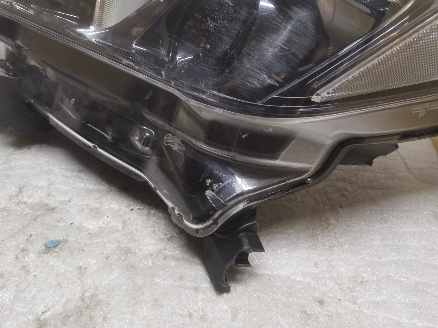 NISSAN LEAF 2020 2021 PASSENGER SIDE HEADLIGHT 260605SJ0A nilf13