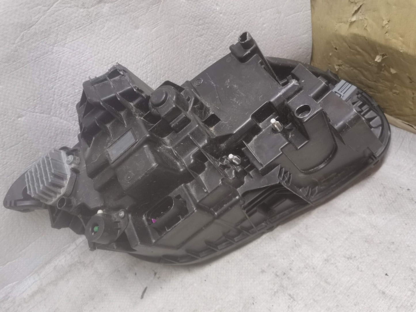 Volvo XC90 2020 Left Passenger Side Headlight 31655175 vo9025