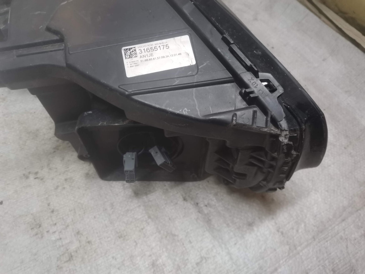 Volvo XC90 2020 Left Passenger Side Headlight 31655175 vo9025