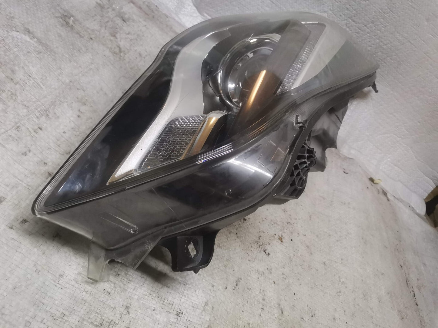 Vauxhall Insignia Facelift Drivers Side Headlight Unit 2013-17 134099909 vxin39