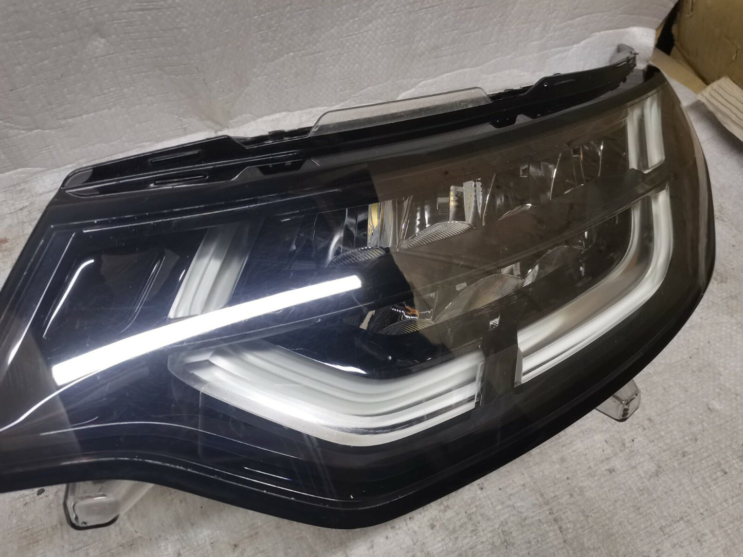 Land Rover Discovery L462 NS Nearside Passenger Front Headlight HY3213W030 jlr23