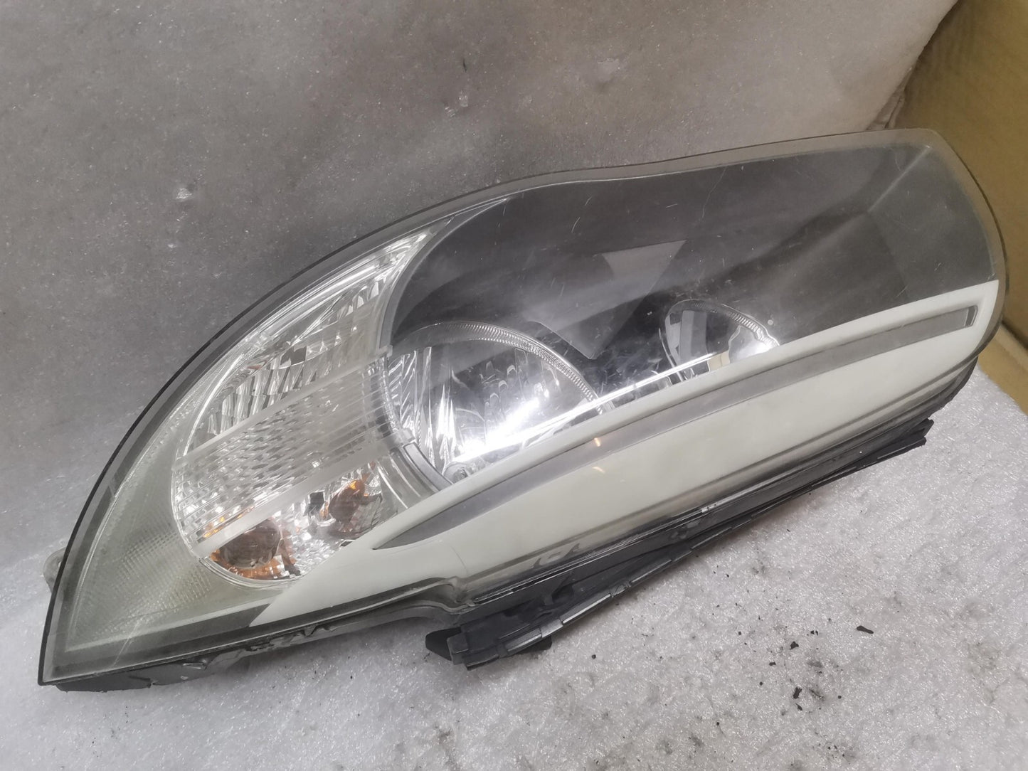 BMW 1 SERIES PASSENGER SIDE HEADLIGHT P/N 7263641-02 bm65