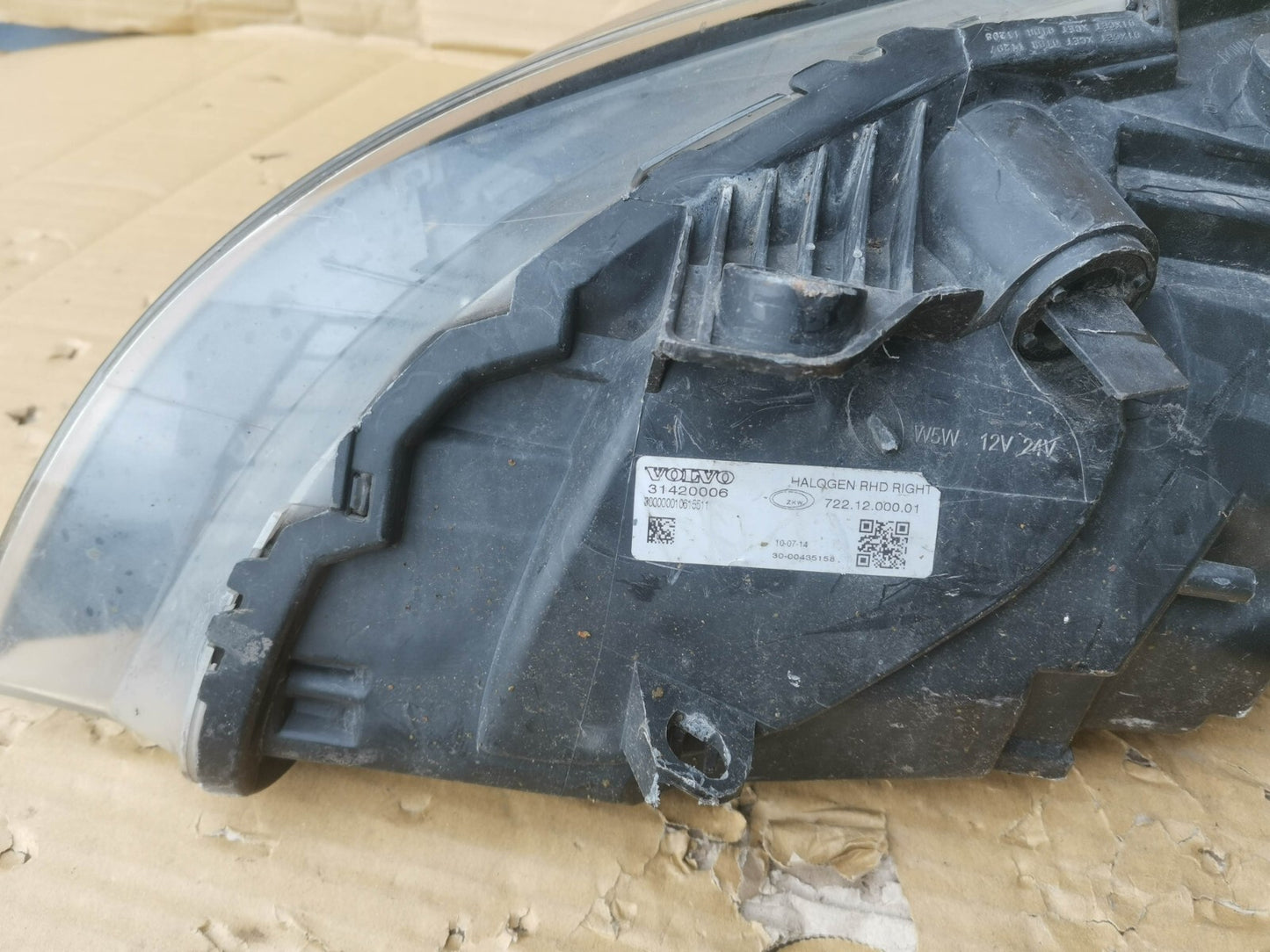 Volvo V40 Right Driver Side Halogen Headlight 2015 VO4034