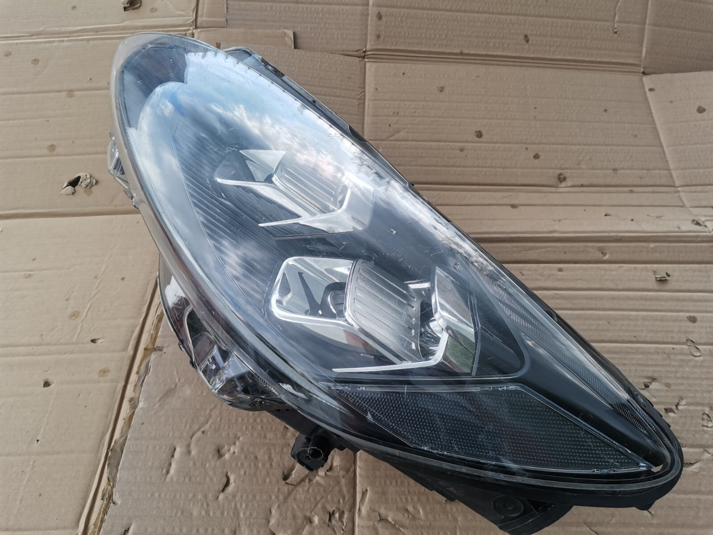 FORD KUGA HEADLIGHT N/S Left Passenger side led Part No LV4B1-3E015-GB fomo8