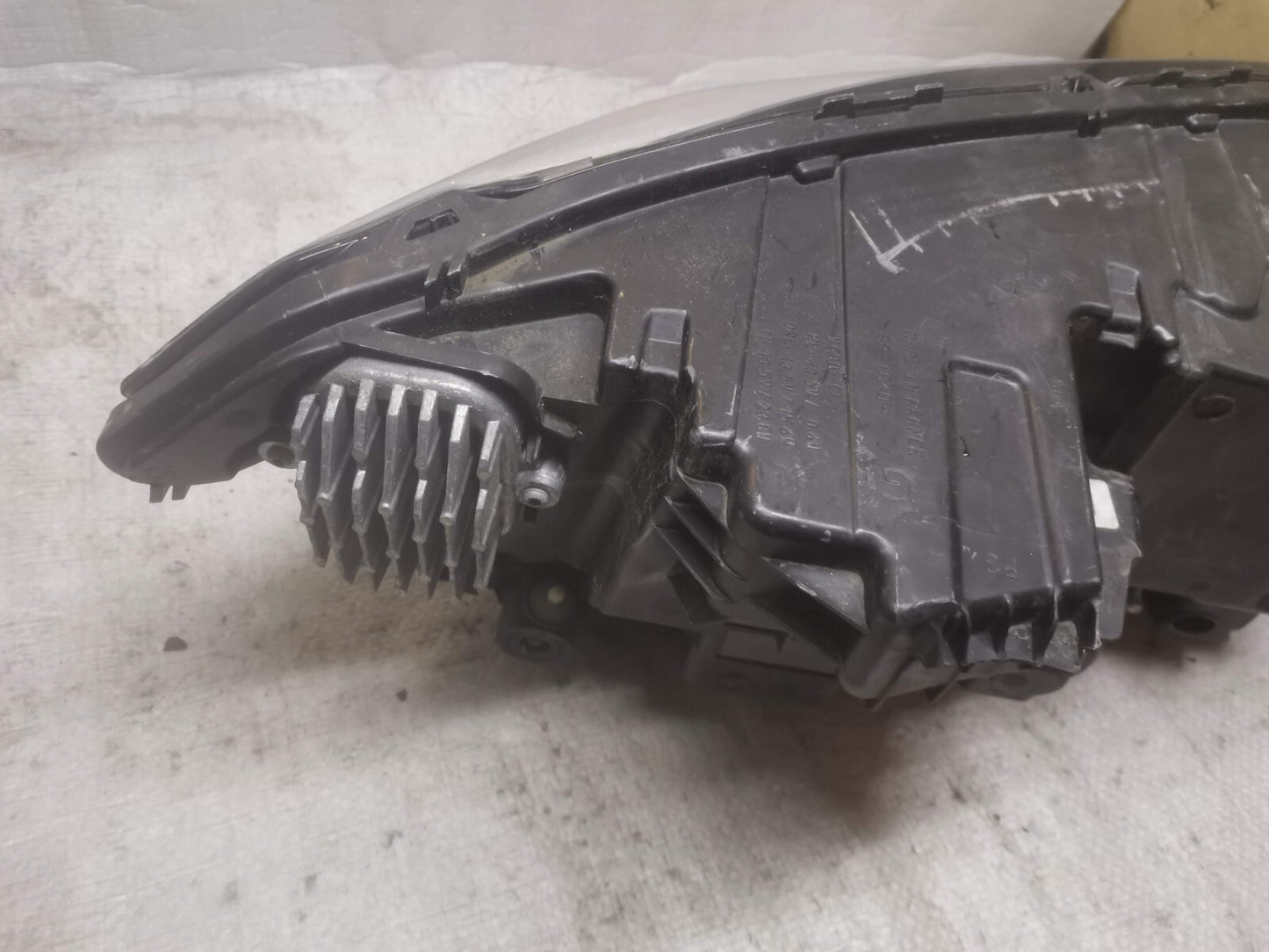 Volvo XC90 2020 Left Passenger Side Headlight 31655175 vo9025