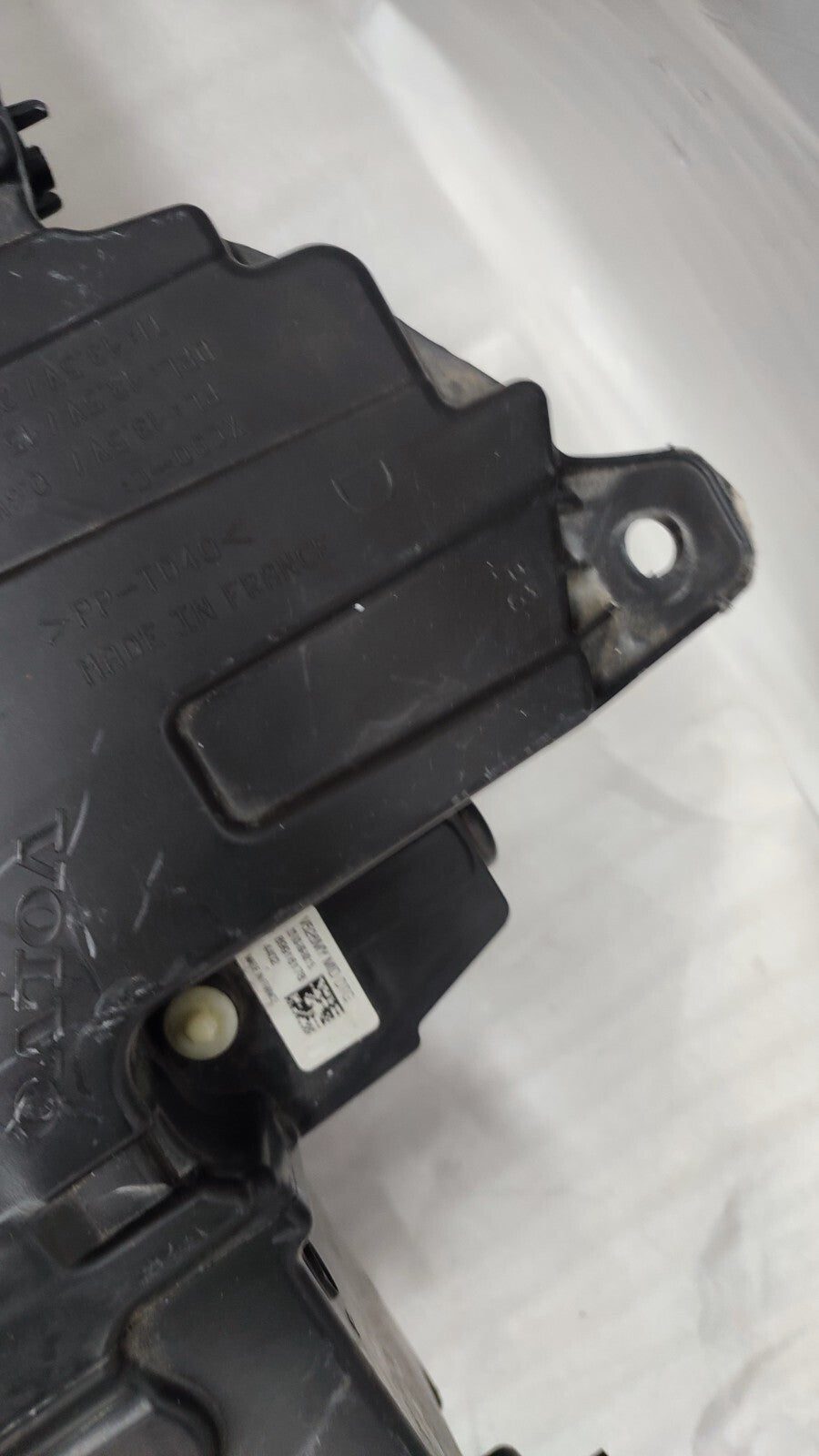 Volvo XC90 MID RHD RH headlight part number 32342489 vo9077