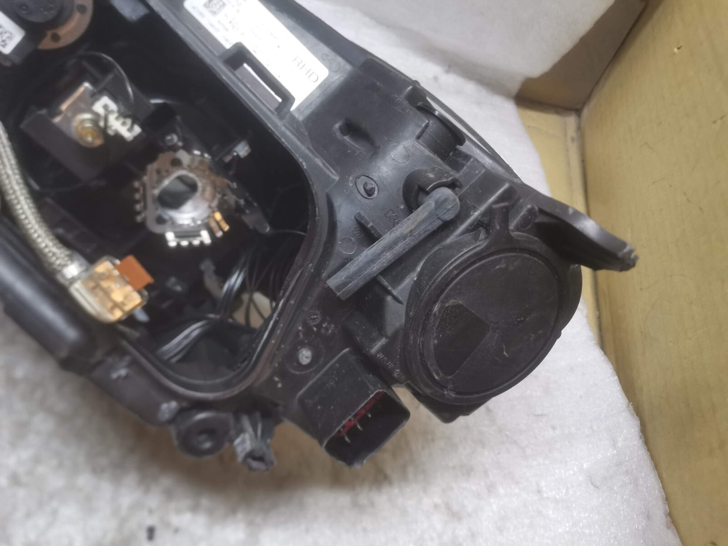 VOLVO V40 CROSS COUNTRY XENON HEADLIGHT RIGHT DRIVER SIDE 2014 31420010 vo4048
