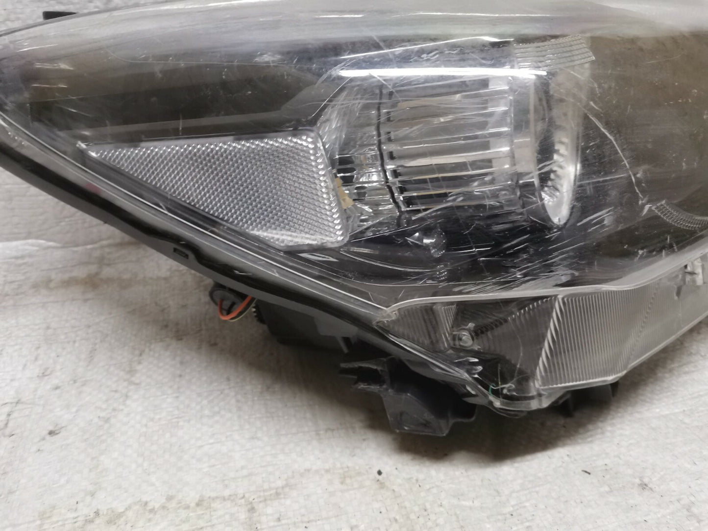 MAZDA 2 MK3 DJ 2019 - ON FRONT RIGHT DRIVER SIDE HEADLIGHT D43N-51030 ma22