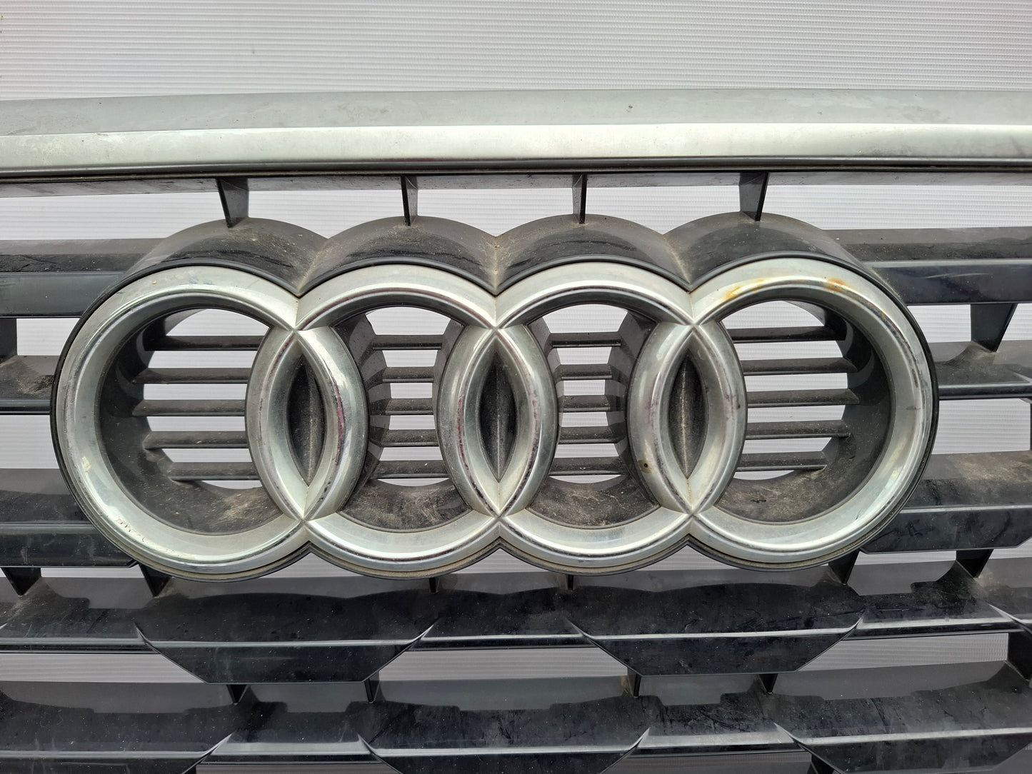 AUDI Q2 2016-2020 FRONT BUMPER GRILLE GENUINE 81A853651