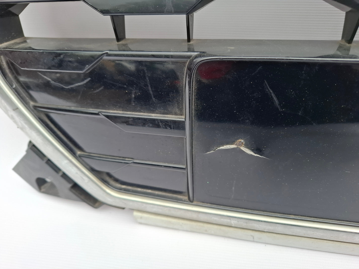 AUDI Q2 2016-2020 FRONT BUMPER GRILLE GENUINE 81A853651