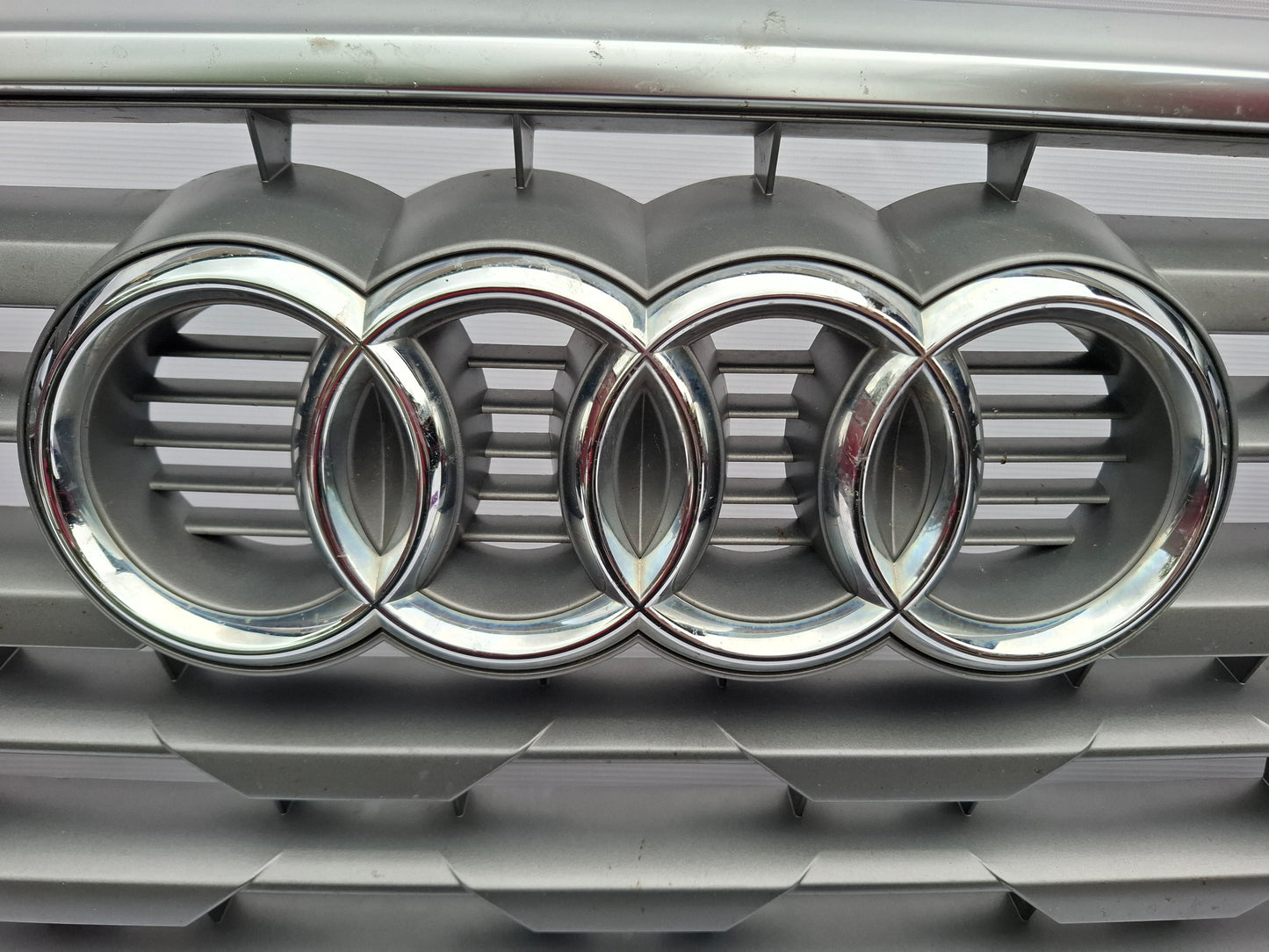 AUDI Q2 2016-2020 FRONT BUMPER GRILLE GENUINE 81A853651