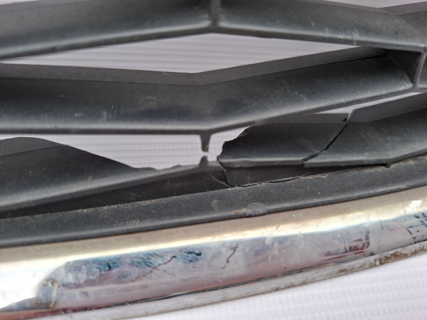 SEAT IBIZA 6J MK4 2013 - 17 FRONT BUMPER MAIN CENTRE GRILL 6J0853654G