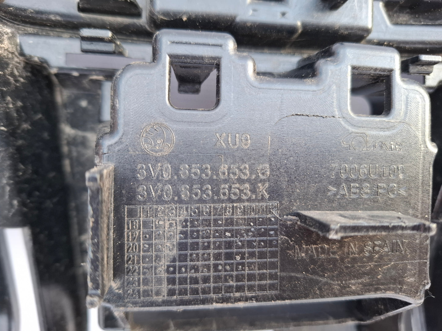 SKODA SUPERB B8 2016-2022 GENUINE FRONT BUMPER UPPER RADIATOR GRILL