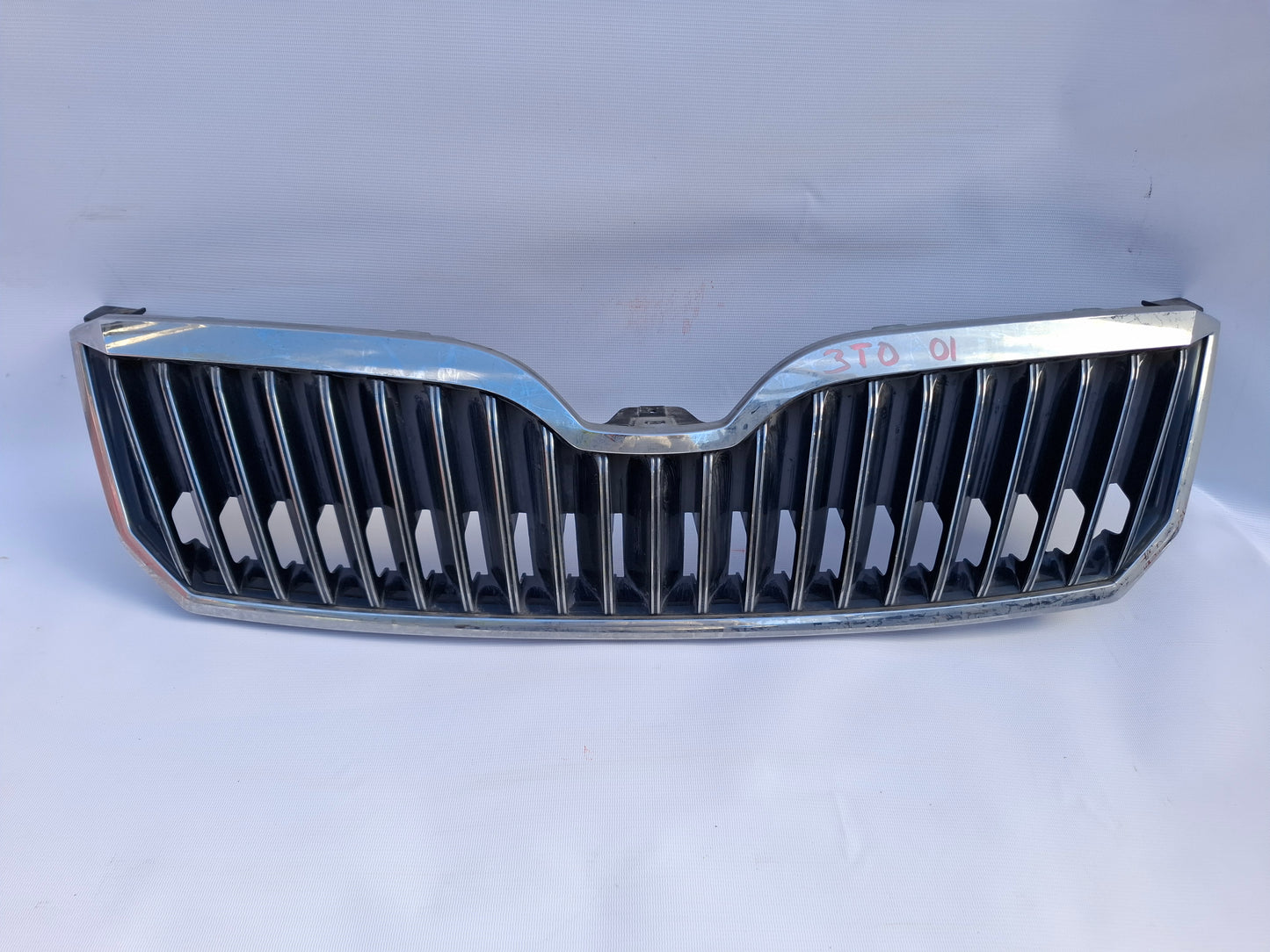 SKODA SUPERB 2 GENUINE FRONT BUMPER RADIATOR GRILLE CHROME 3T0853668B