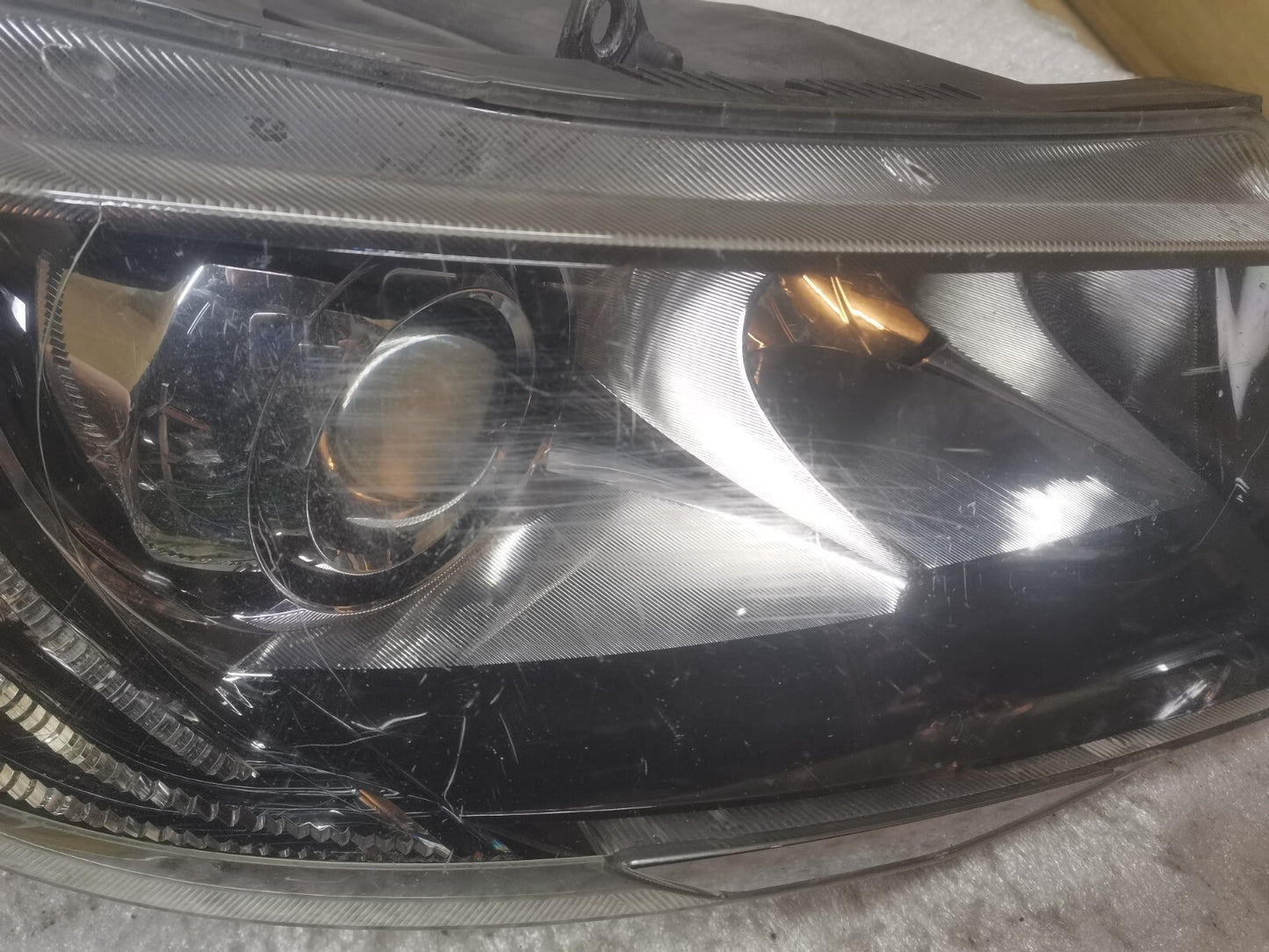 SKODA SUPERB 13-15 RIGHT DRIVER SIDE XENON HEADLIGHT HEADLAMP 3T2941016H sksp77