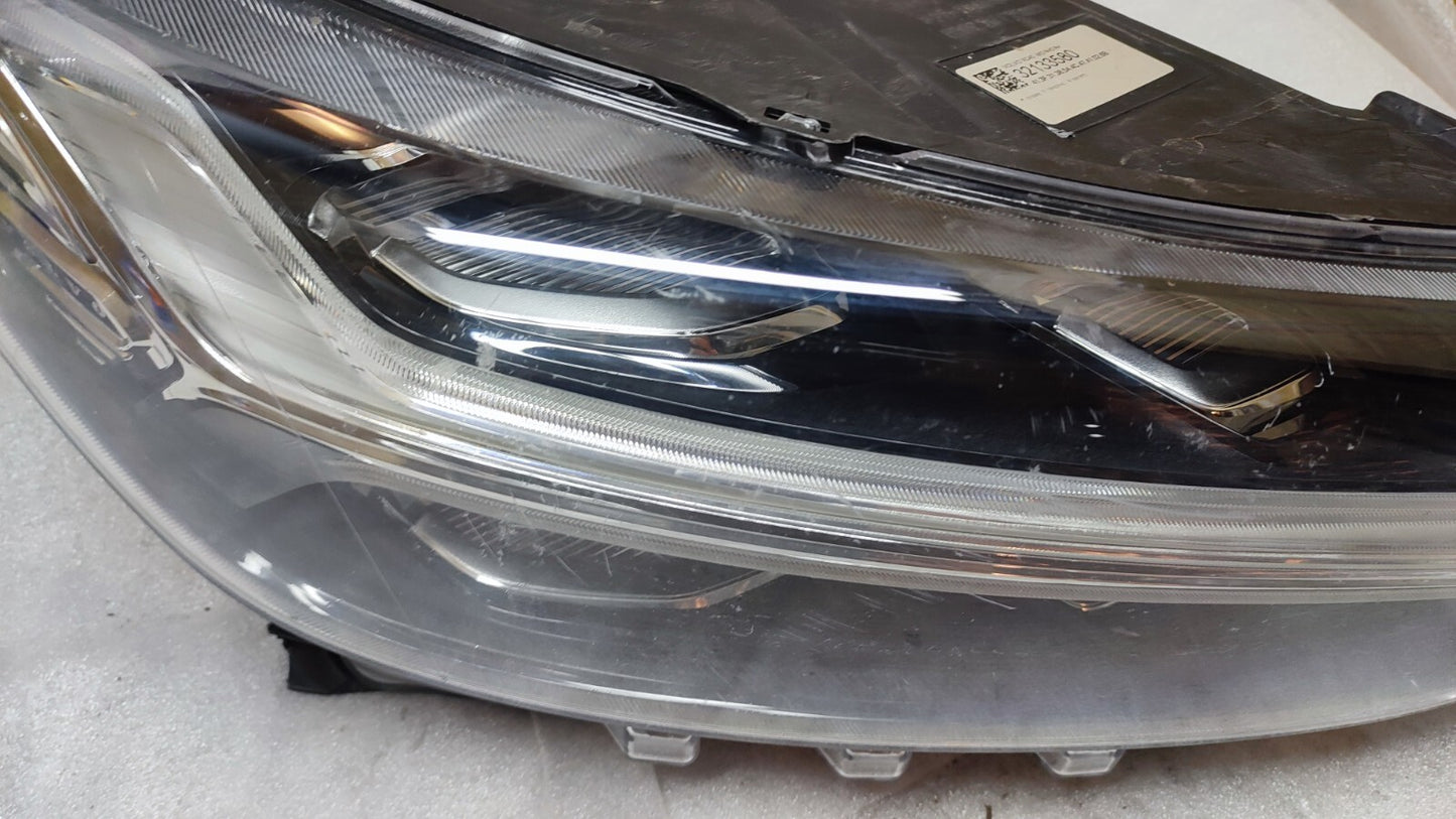 VOLVO GENUINE XC40 RIGHT HEADLIGHT/HEADLAMP 32133580 vo4054