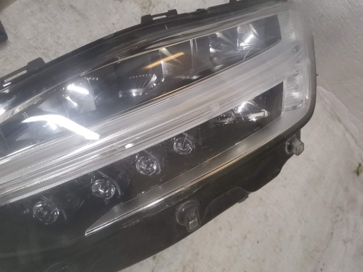 Volvo XC90 2020 Left Passenger Side Headlight 31655175 vo9025