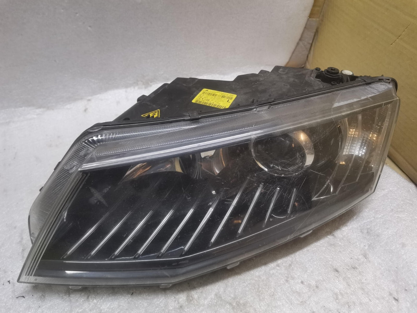 SKODA OCTAVIA 2013 - 2017 XENON PASSENGERSIDE HEADLIGHT 5E2941015B skoc67