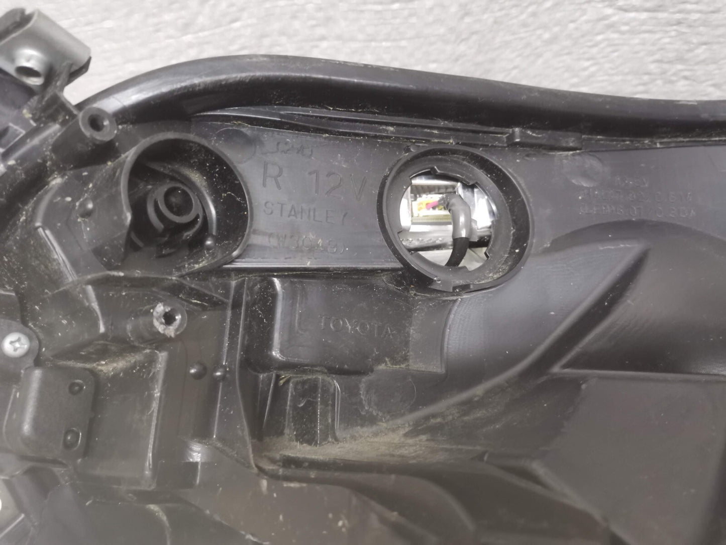 TOYOTA RAV4 (XA40) 15-19 DRIVER SIDE HEADLIGHT RIGHT OFF SIDE W3049K02 tor47