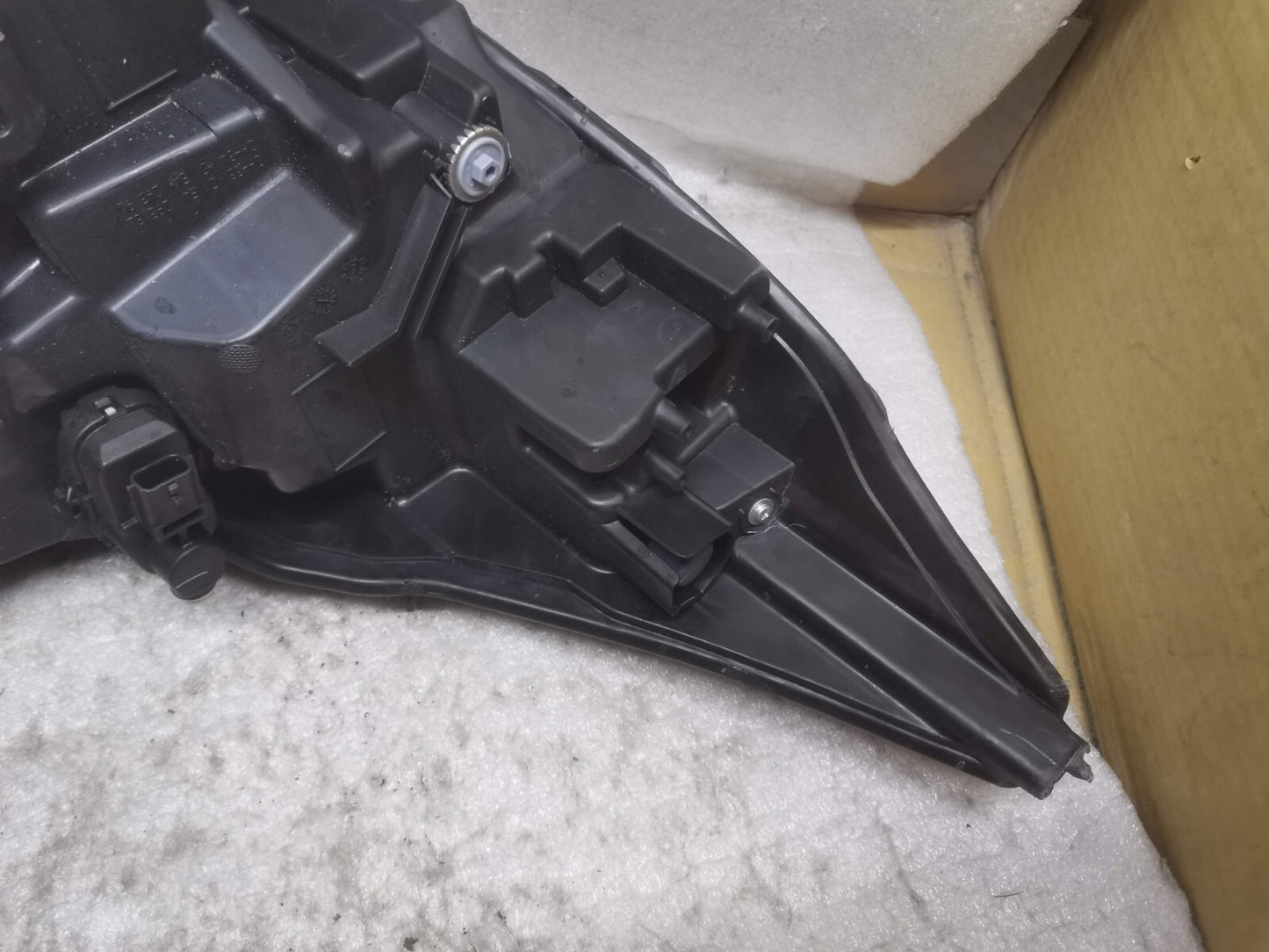 TOYOTA AYGO X Passenger Left HEADLIGHT 2021 2022 2023 GENUINE toay23