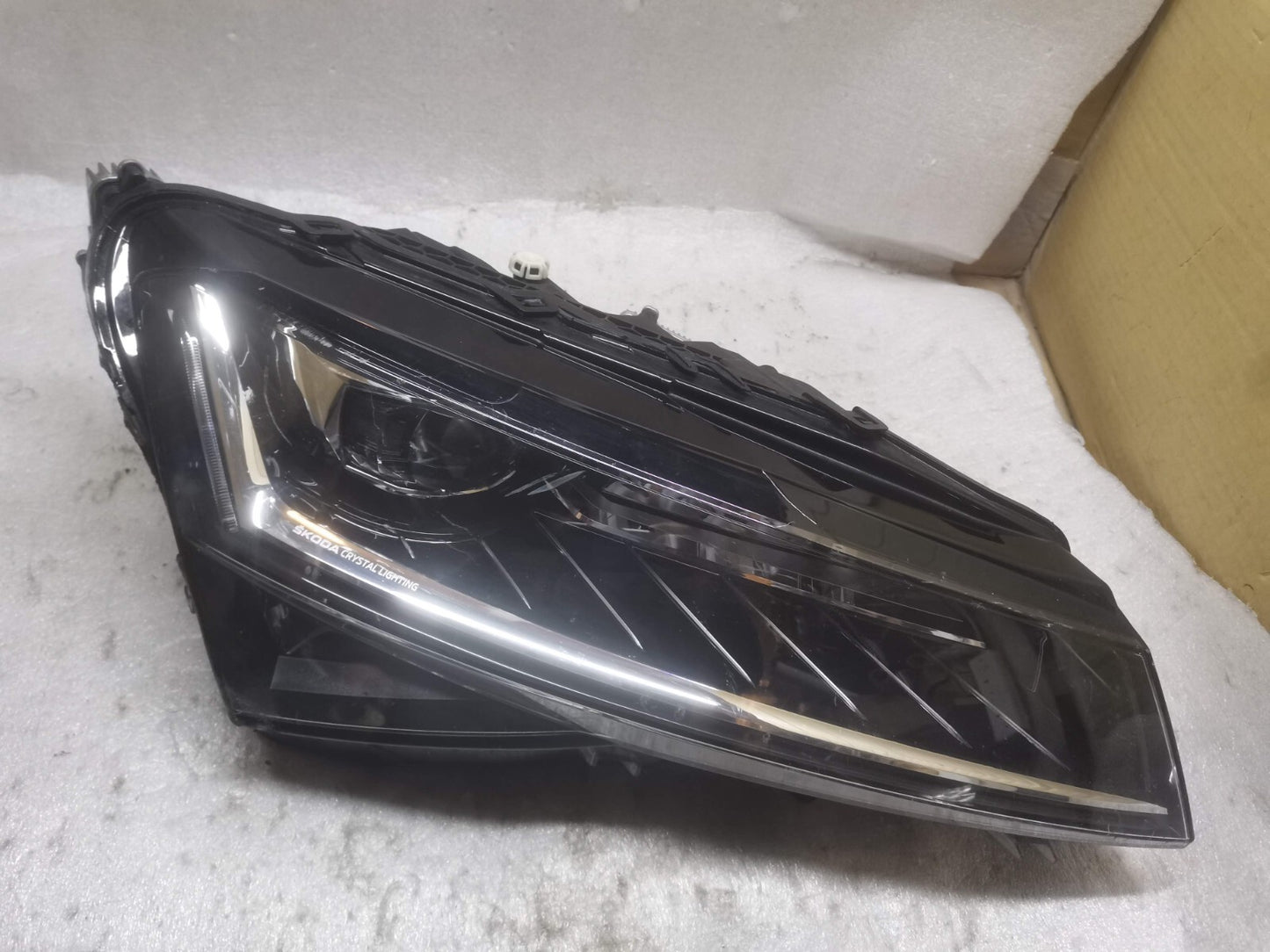 SKODA SUPERB MK3 FACELIFT CRYSTAL LED HEADLIGHT 2018-2021 DRIVER O/S 3V2941016D