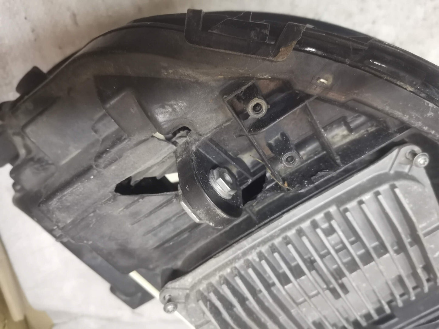 MERCEDES E CLASS 2016-2020 DRIVER SIDE LED XENON HEADLIGHT A2139064204