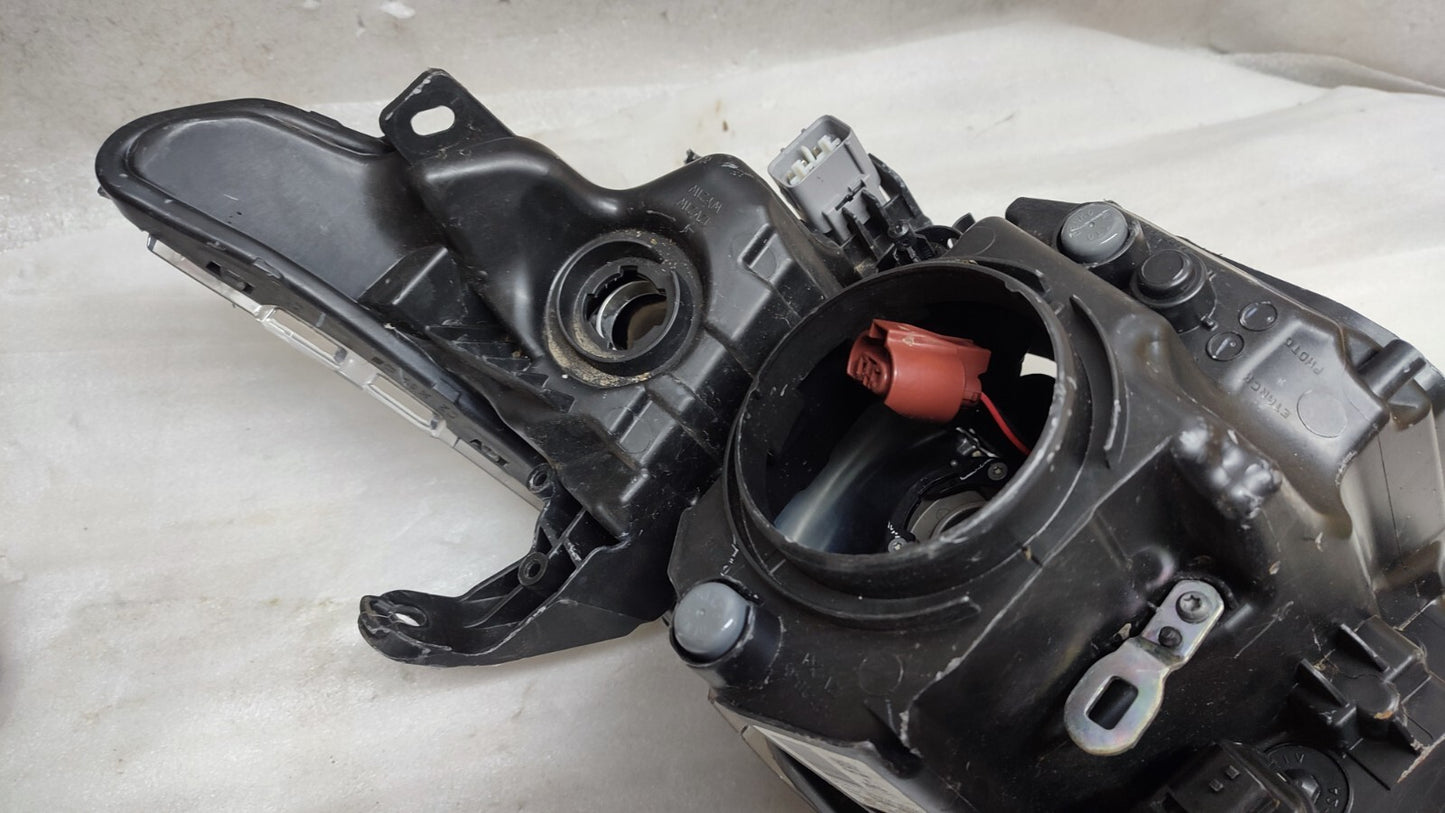 TOYOTA AURIS HEADLIGHT FRONT RIGHT OSF 81110-02K40 Auris Head Lamp HYBRID TO49