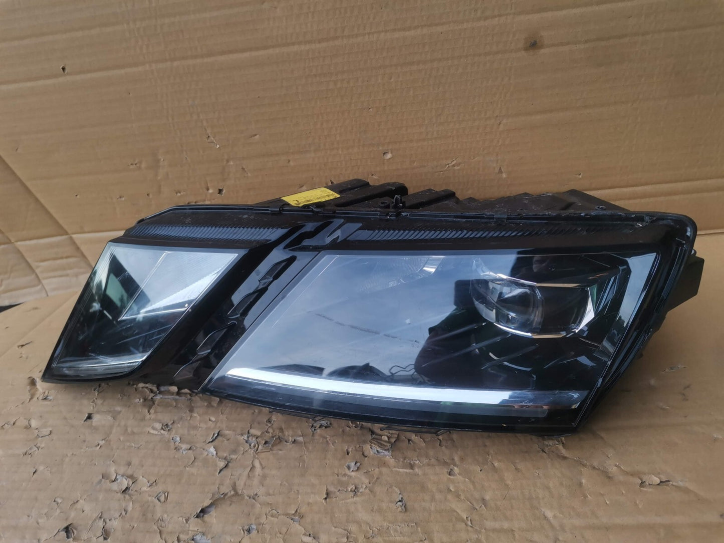 SKODA OCTAVIA MK3 FACELIFT NS PASSENGER SIDE HEADLIGHT LED XENON 5E2941015D sk65