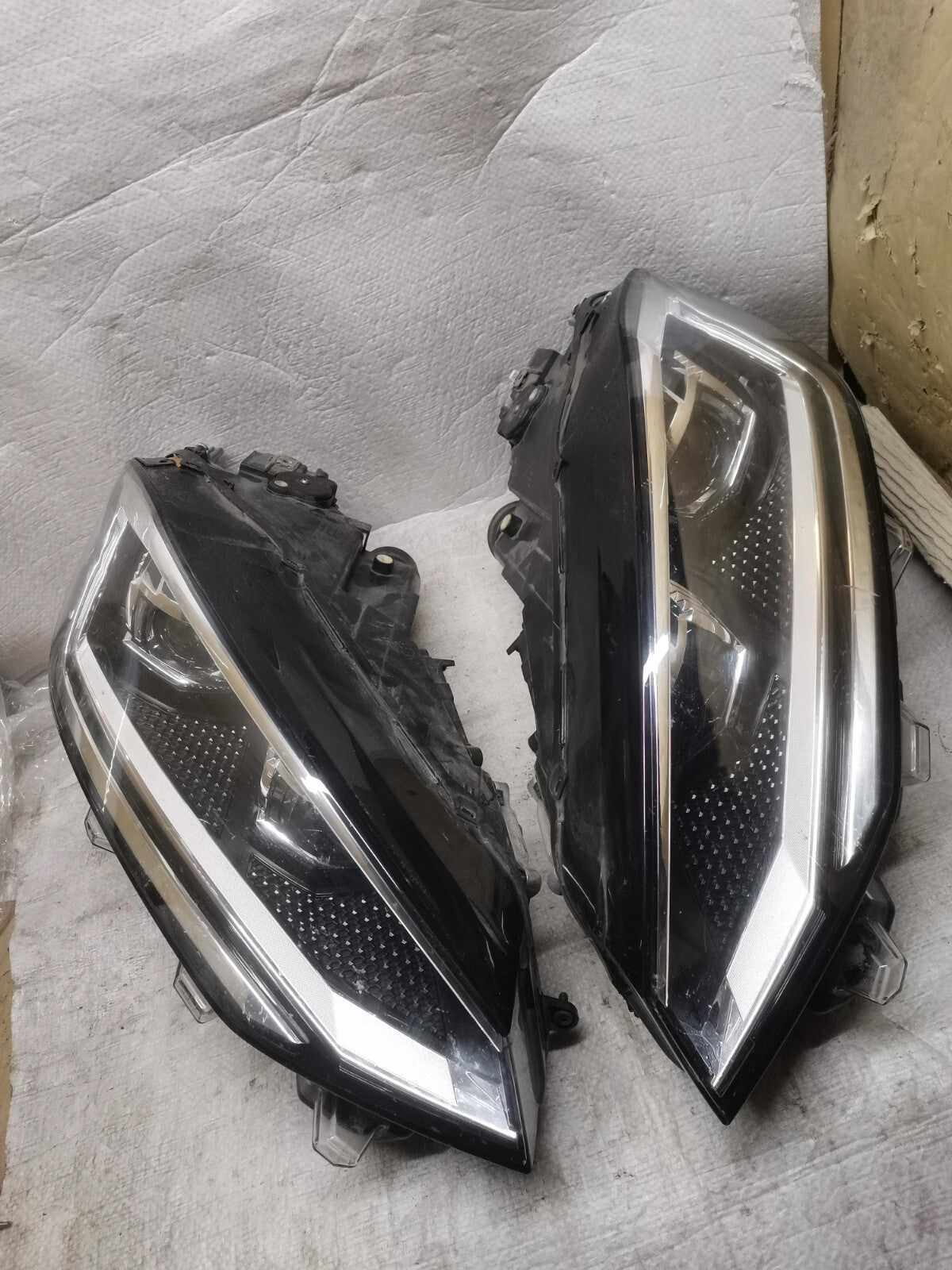 VOLKSWAGEN GOLF SV PLUS LEFT RIGHT PAIR HEADLIGHT HEADLAMP 518941035C 518941036C