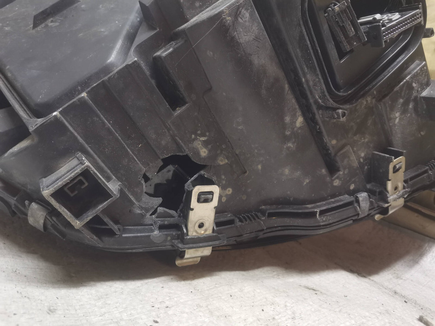 MERCEDES C CLASS W205 2015-2018 PASSENGER SIDE HEADLIGHT A2059069404 m20533