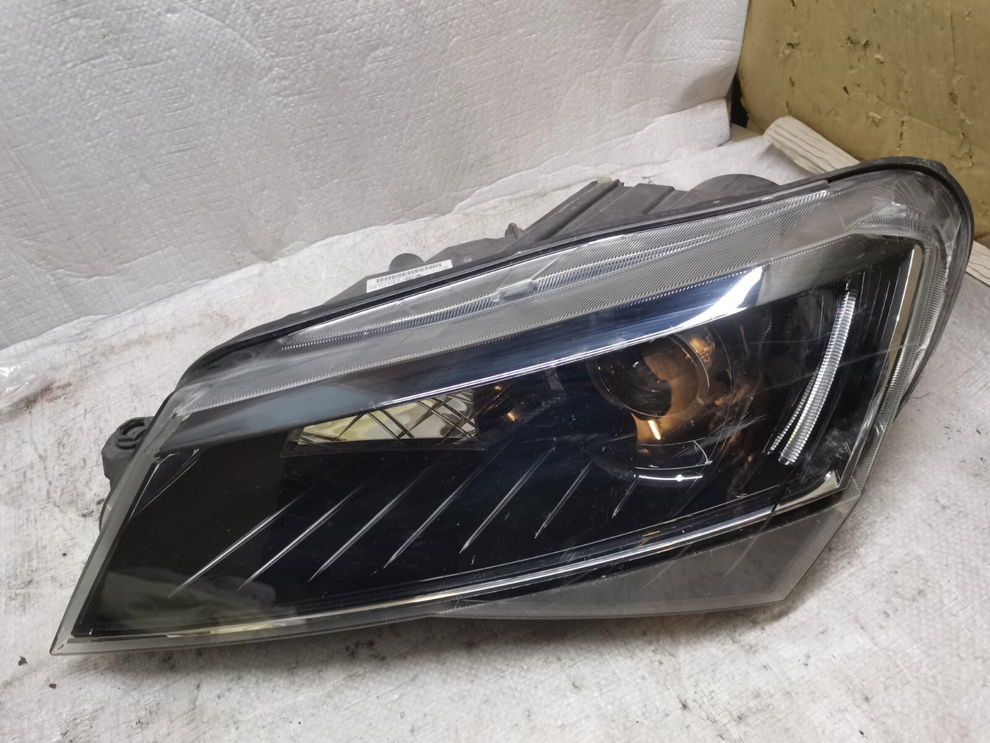 SKODA SUPERB 15-18 PASSENGERSIDE LED XENON HEADLIGHT 3V2941015A sksp33