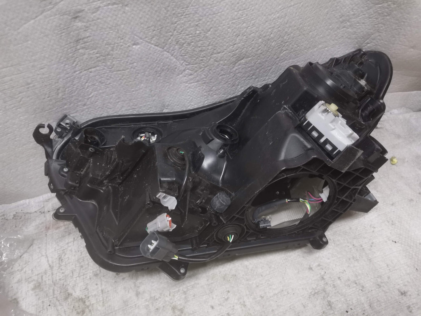 TOYOTA RAV4 (XA40) 15-19 DRIVER SIDE HEADLIGHT RIGHT OFF SIDE W3049K02 tor47