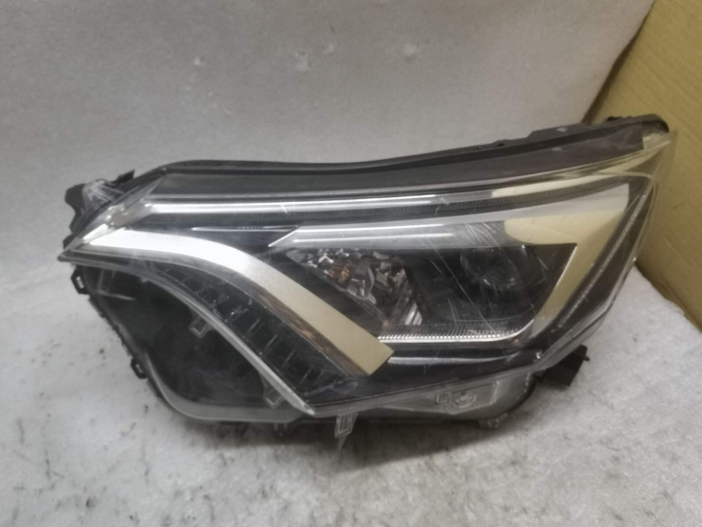 TOYOTA RAV4 (XA40) 15-19 PASSENGER SIDE HEADLIGHT left  tor420