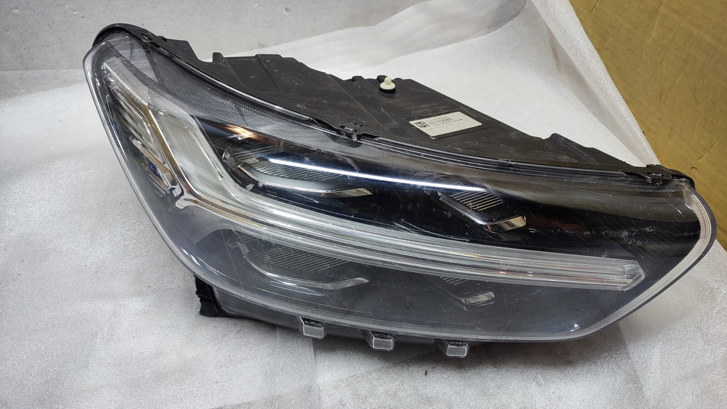 VOLVO GENUINE XC40 RIGHT HEADLIGHT/HEADLAMP 32133580 vo4054