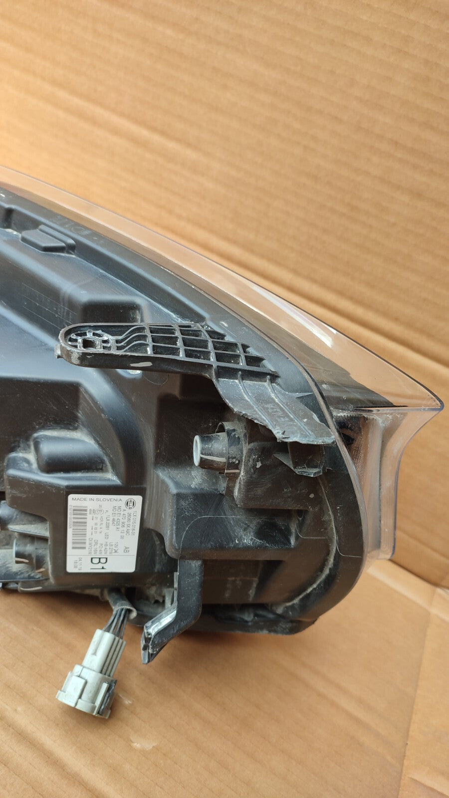 MERCEDES-BENZ  X CLASS W470 PASSENGERS SIDE HEADLIGHT A4709061200 m108