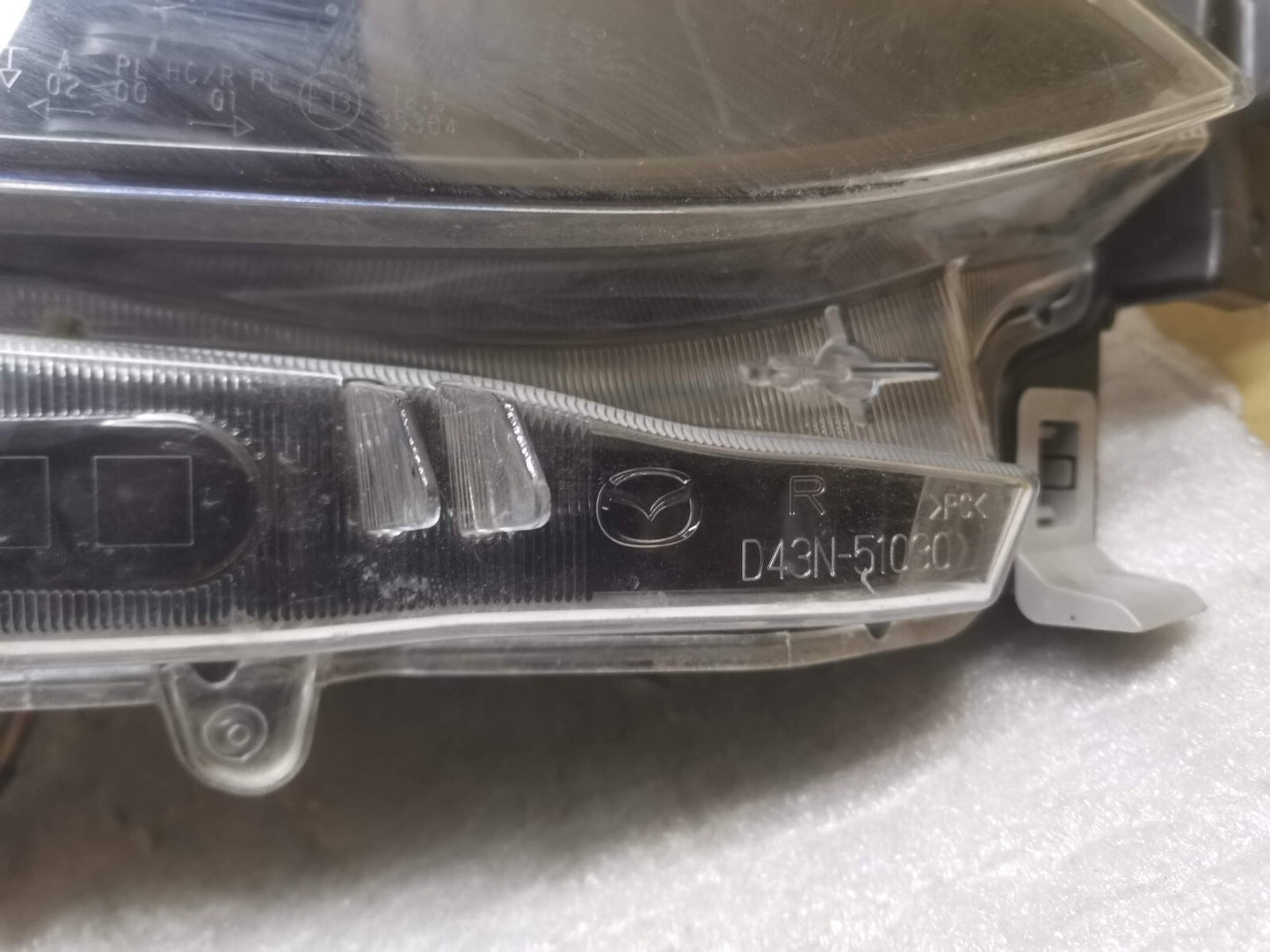 MAZDA 2 MK3 DJ 2019 - ON FRONT RIGHT DRIVER SIDE HEADLIGHT D43N-51030 ma220