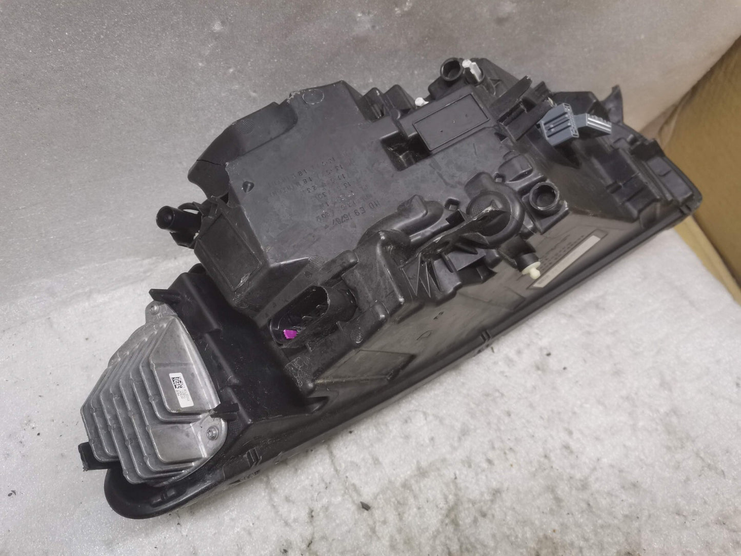 VOLVO GENUINE  XC40 RIGHT HEADLIGHT/HEADLAMP 32133580 vo4045