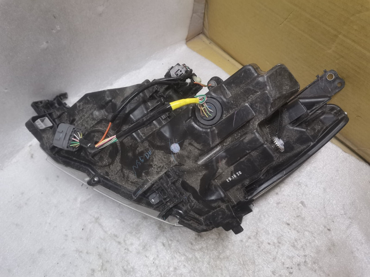 MAZDA 2 MK3 DJ 2019 - ON FRONT RIGHT DRIVER SIDE HEADLIGHT D43N-51030 ma220