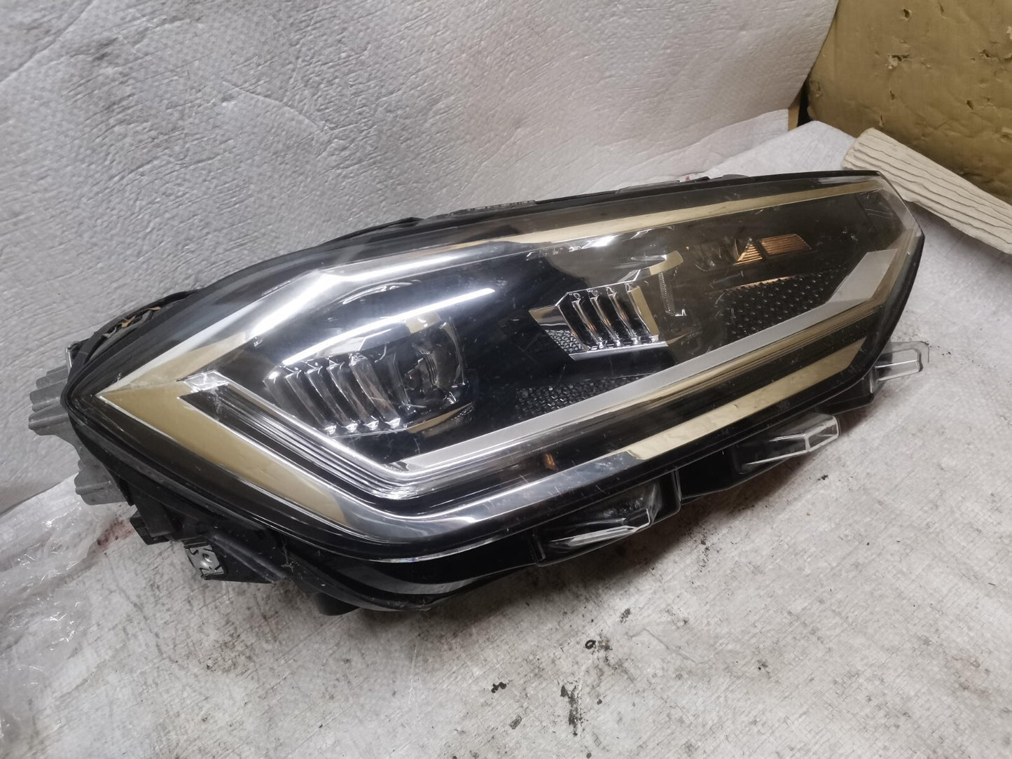 VOLKSWAGEN GOLF SV PLUS LEFT RIGHT PAIR HEADLIGHT HEADLAMP 518941035C 518941036C