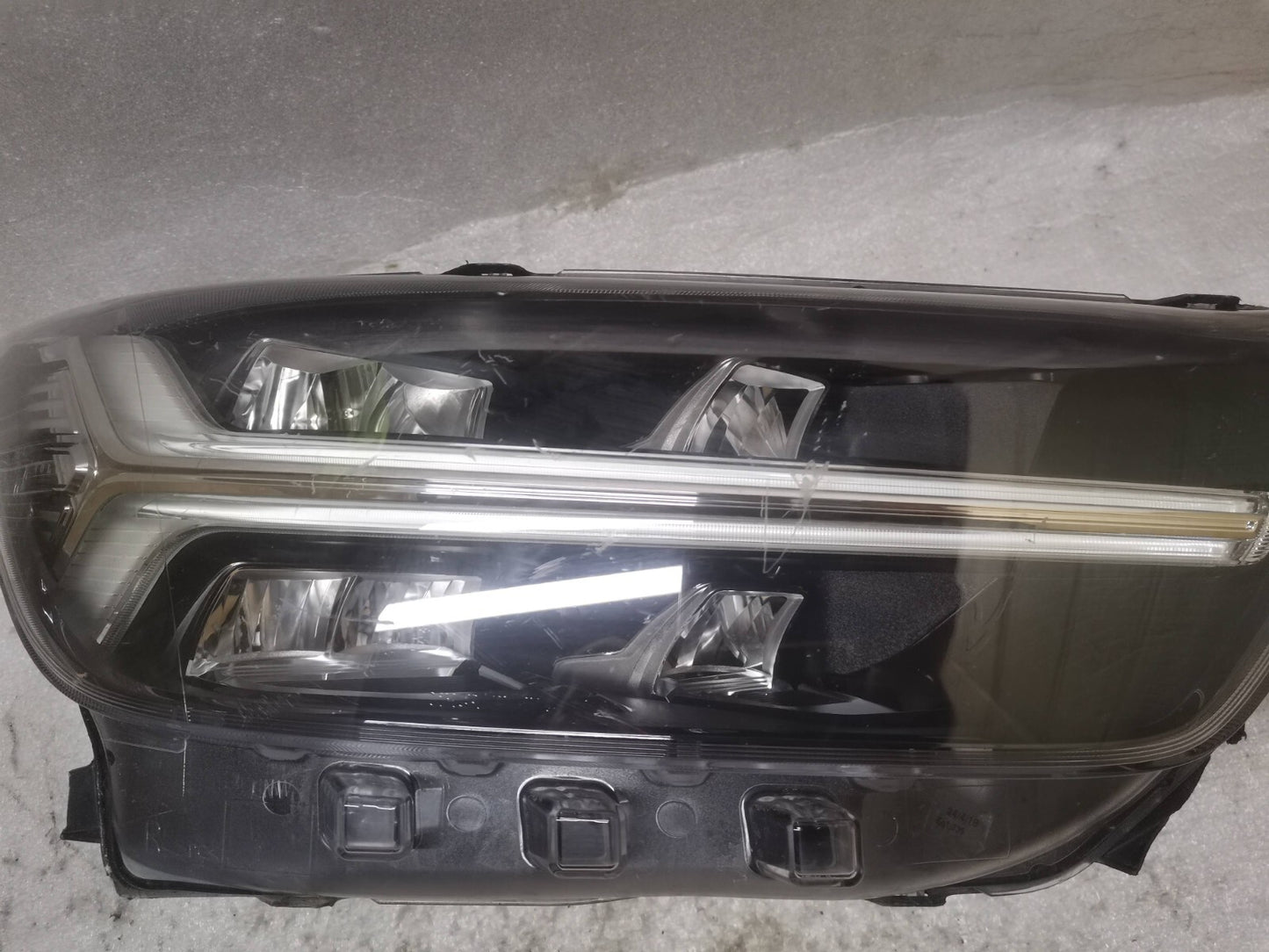 VOLVO GENUINE  XC40 RIGHT HEADLIGHT/HEADLAMP 32133580 vo4045