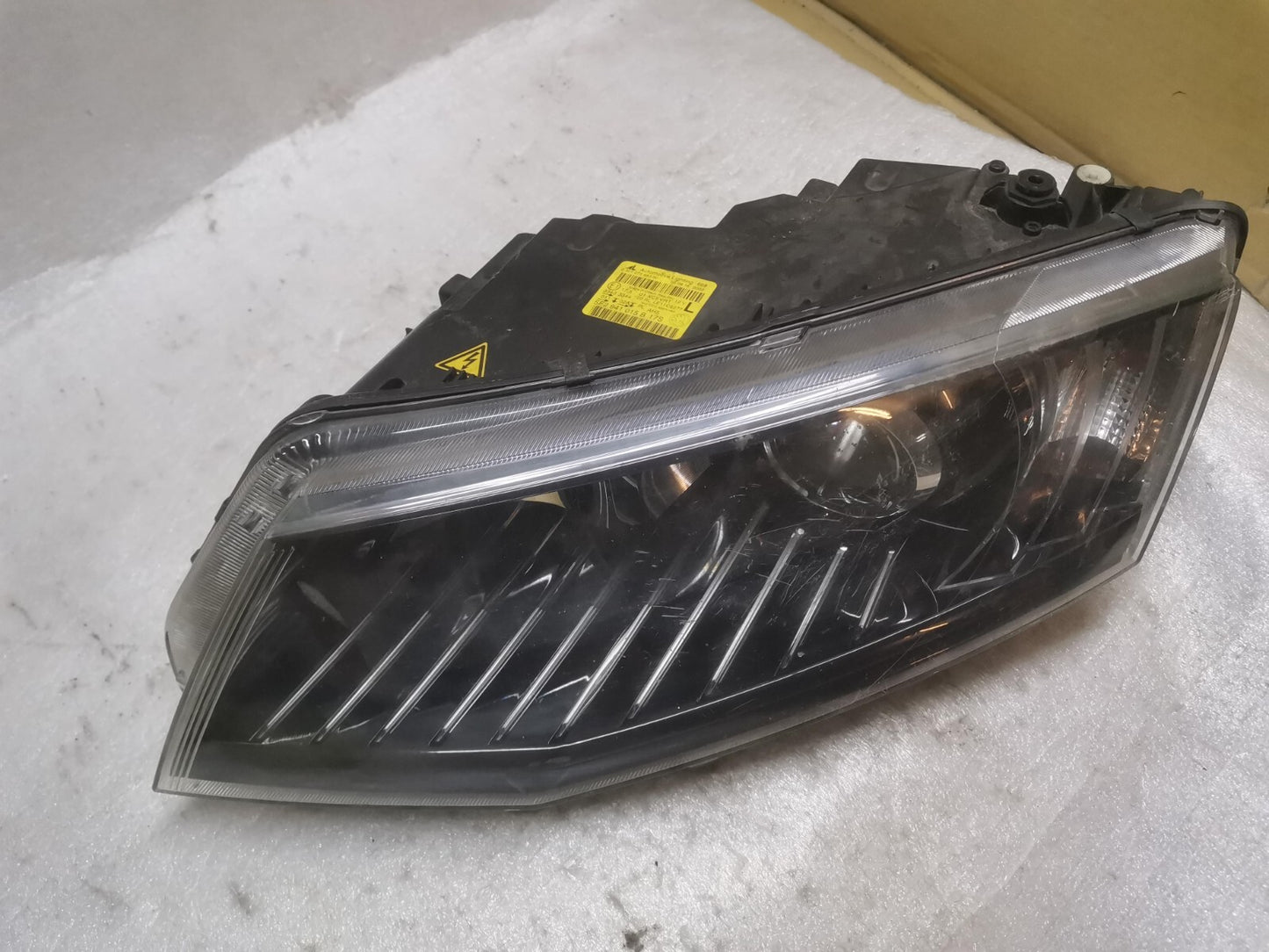 SKODA OCTAVIA 2013 - 2017 XENON PASSENGERSIDE HEADLIGHT 5E2941015B skoc67