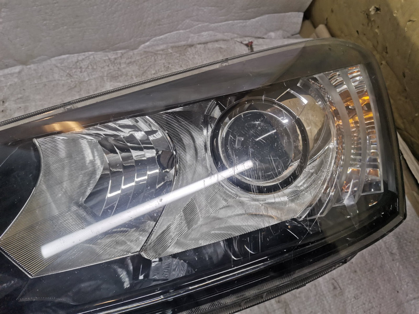 SKODA YETI 2013-17 NEARSIDE LEFT XENON LED HEADLIGHT GENUINE 5L2941015C skye39