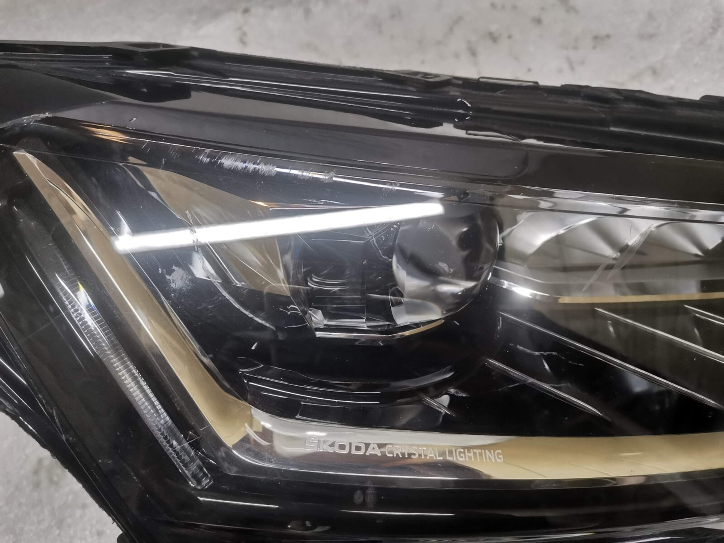 SKODA SUPERB MK3 FACELIFT CRYSTAL LED HEADLIGHT 2018-2021 DRIVER O/S 3V2941016D