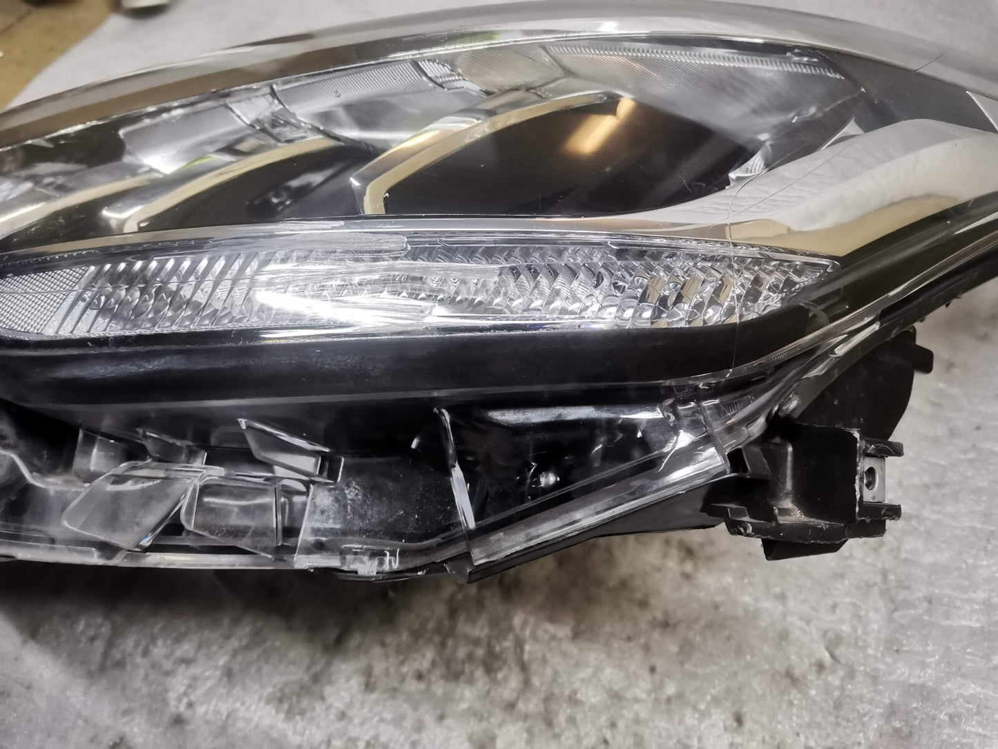 TOYOTA C-HR 2021 Genuine Left Nearside Headlight Headlamp 81150-F4190-00 to15