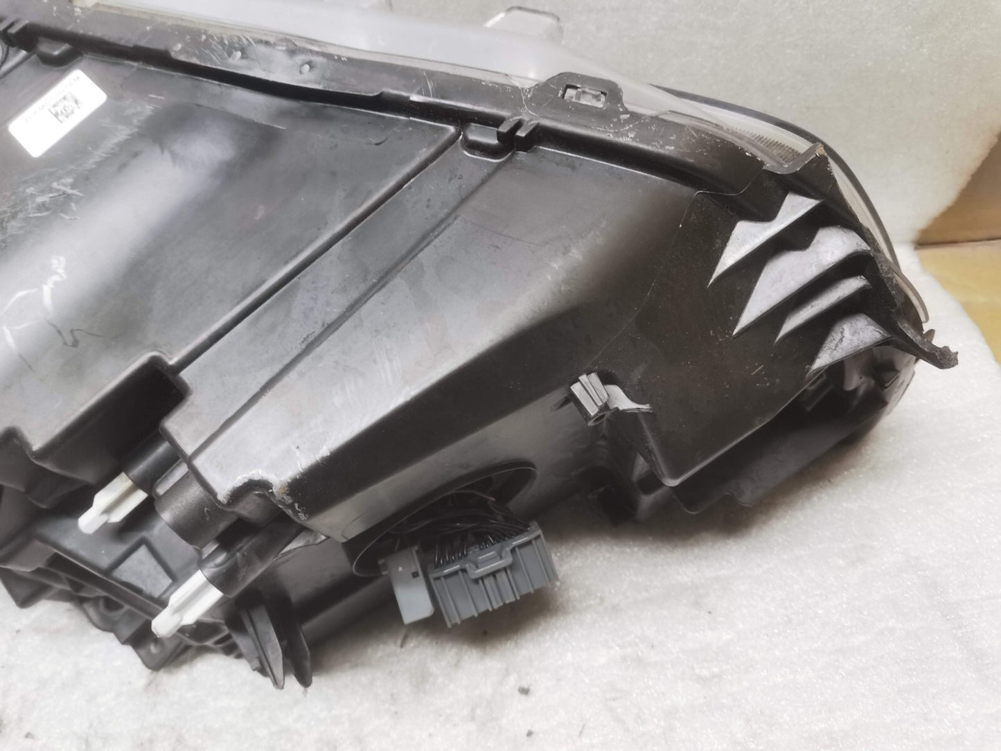 VOLVO GENUINE  XC40 RIGHT HEADLIGHT/HEADLAMP 32133580 vo4045